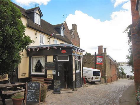 tudor rose pub upnor